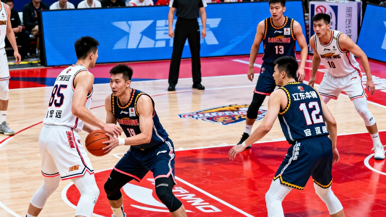 CBA联赛广东宏远对阵辽宁本钢，高清直播叠加实时得分和犯规数据